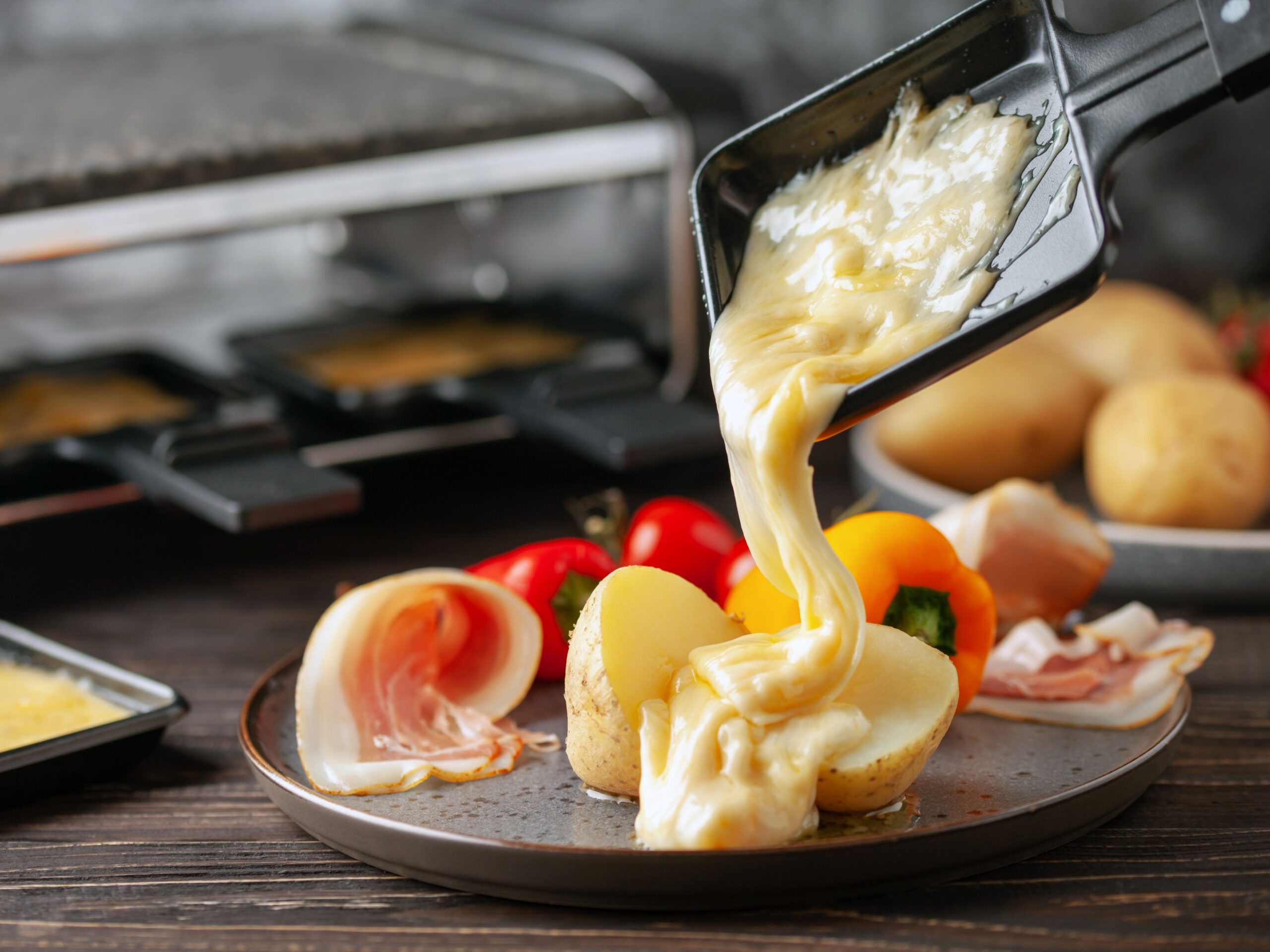 Mieux digérer la raclette : astuces d&rsquo;un gastro-entérologue pour savourer sans soucis