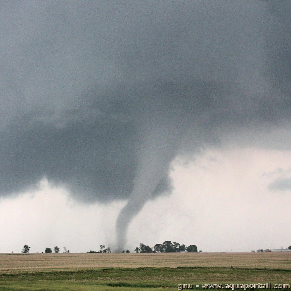 Rêver de tornade : déchiffrer le mystère de ces tempêtes oniriques